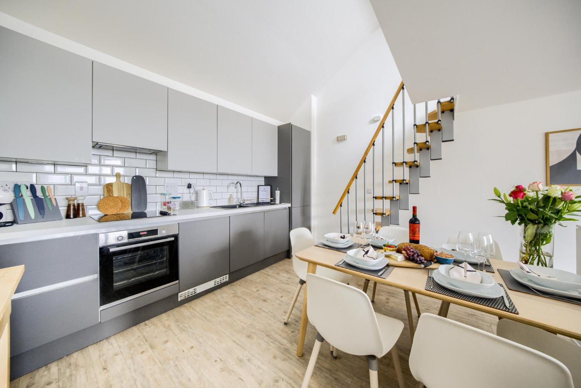 Coventry Large 4-Bed Townhouse By Empower Homes Екстериор снимка