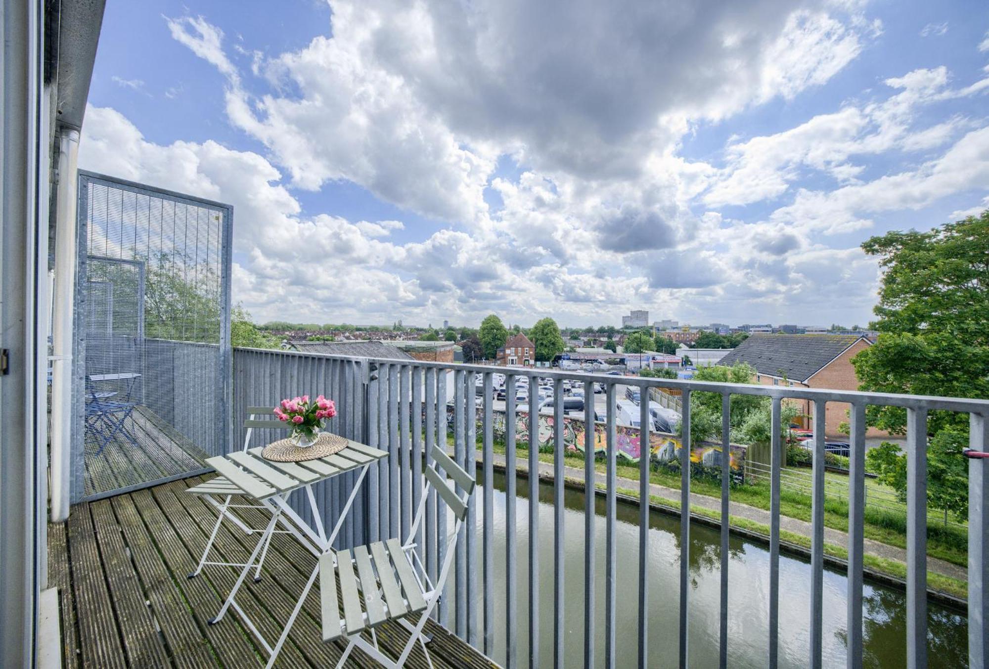 Coventry Large 4-Bed Townhouse By Empower Homes Екстериор снимка